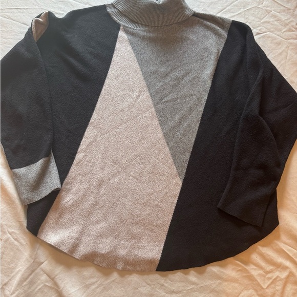 Elegant Tri-Tone Turtleneck Sweater - Picture 1 of 7